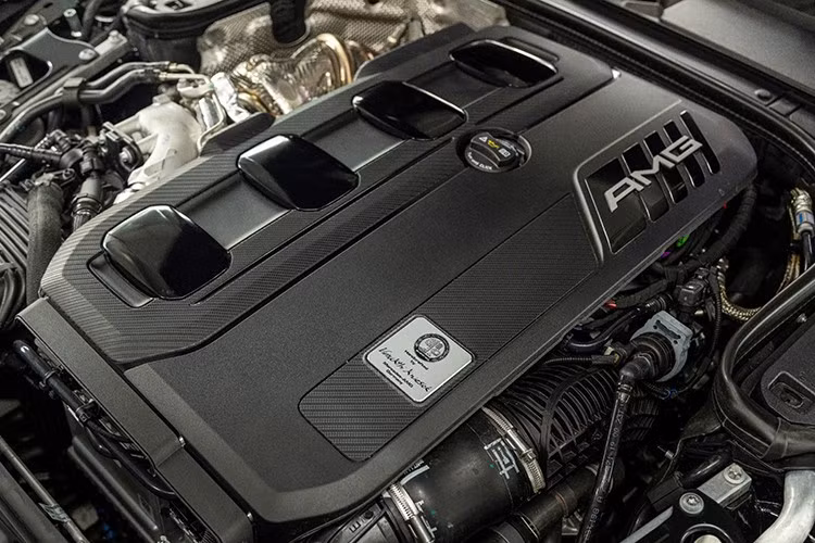 Các chế độ lái được điều chỉnh bằng núm xoay trên cần số, hệ thống tùy chỉnh âm thanh ống xả là những trang bị tiêu chuẩn, có trên chiếc xe thể thao mui trần Mercedes-AMG SL43 thế hệ thứ 7. Cửa gió điều hòa mô phỏng cánh quạt các máy bay chiến đấu.