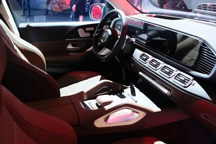 Nội thất tiếp tục được nâng cấp với hệ thống giải trí MBUX Rear Seat Entertainment, gồm 2 màn hình 11,6 inch độ phân giải cao và tai nghe không dây. Đặc biệt, hàng ghế thứ hai đã được bổ sung một số tiện nghi như sạc không dây, màn hình MBUX Rear Tablet và tựa đầu sang trọng.