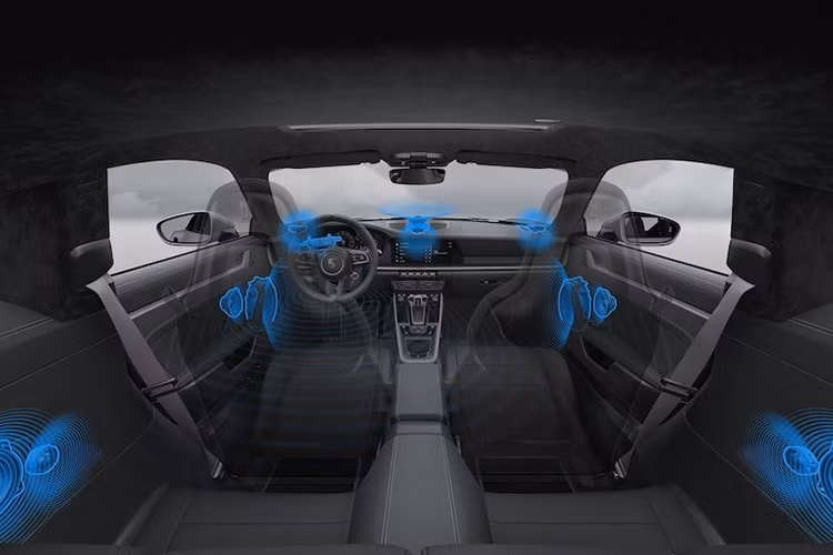 Nếu muốn một chiếc xe thể thao mạnh mẽ hơn, bộ ghế thể thao nhẹ, có thể gập lại của 911 GT3 là một tùy chọn cho phiên bản coupe. Phiên bản coupe được bán dưới dạng hai chỗ ngồi, nhưng khách hàng có thể yêu cầu lắp thêm hàng ghế sau mà không mất thêm phí.