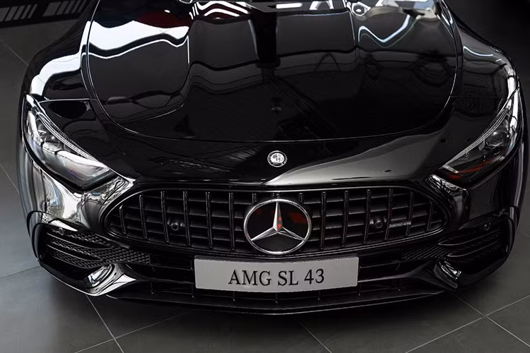 Sức mạnh trên dòng xe thể thao Mercedes-AMG SL43 sẽ đi kèm với hộp số MCT tự động 9 cấp của AMG, nhờ đó, giúp xe có khả năng tăng tốc từ vị trí xuất phát lên 100 km/h chỉ trong thời gian 4,9 giây, trước khi xe đạt vận tốc tối đa 275 km/h.