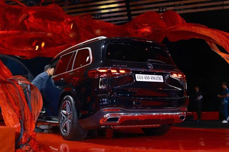 Thêm vào đó là gói Off-road Engineering Package giúp xe sẵn sàng chinh phục những cung đường phức tạp, đáp ứng nhu cầu khám phá và trải nghiệm của khách hàng Việt Nam hiện đại.