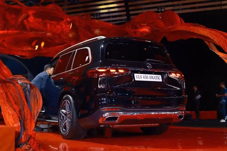 Thêm vào đó là gói Off-road Engineering Package giúp xe sẵn sàng chinh phục những cung đường phức tạp, đáp ứng nhu cầu khám phá và trải nghiệm của khách hàng Việt Nam hiện đại.