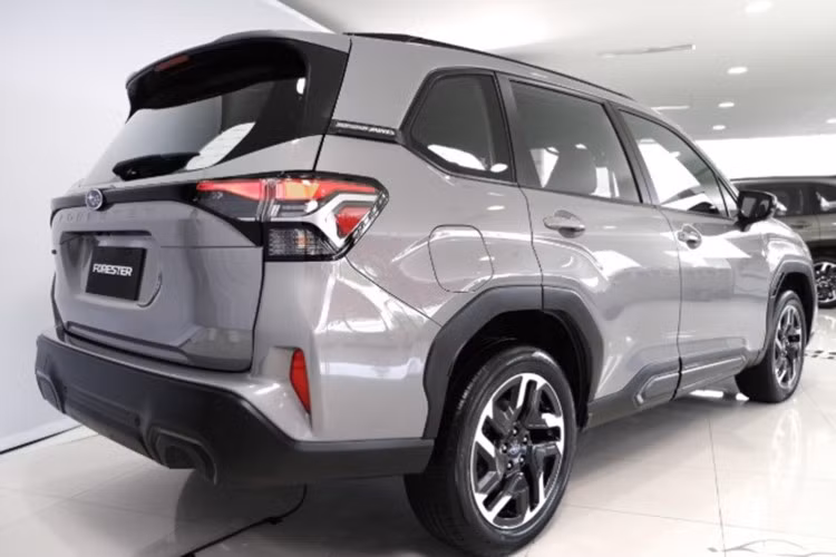 Ngoại thất của xe được phát triển trên nền tảng Subaru Global Platform (SGP) với cấu trúc thân xe hai lớp Full Inner Frame, mâm hợp kim 18 inch, đèn pha LED tích hợp hệ thống rửa, đèn sương mù LED, đèn chiếu góc cùng cốp sau đóng/mở điện hỗ trợ mở rảnh tay.