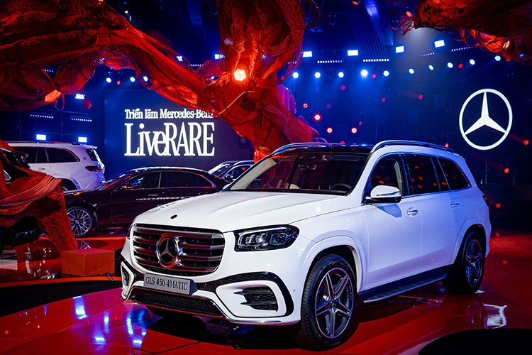 Bên cạnh đó là chức năng Energizing Package, kết hợp ánh sáng, âm nhạc và massage tạo nên một “spa di động” ngay bên trong khoang xe. Trong khi đó, ngoại thất chỉ được nâng cấp nhẹ với gói Night Package kèm bộ mâm AMG 21 inch với thiết kế 5 chấu kép và phối màu tương phản giúp chiếc xe trở nên ấn tượng trên mọi cung đường.