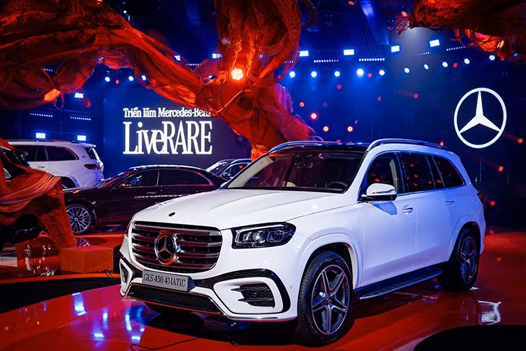 Bên cạnh đó là chức năng Energizing Package, kết hợp ánh sáng, âm nhạc và massage tạo nên một “spa di động” ngay bên trong khoang xe. Trong khi đó, ngoại thất chỉ được nâng cấp nhẹ với gói Night Package kèm bộ mâm AMG 21 inch với thiết kế 5 chấu kép và phối màu tương phản giúp chiếc xe trở nên ấn tượng trên mọi cung đường.