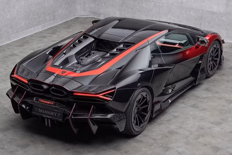Lamborghini Revuelto Mansory Initiate trang bị bộ mâm FV.10 21 inch ở bánh trước và 22 inch ở bánh sau. Bên cạnh đó, Revuelto Mansory Initiate còn có nhiều chi tiết được làm từ sợi carbon đúc.