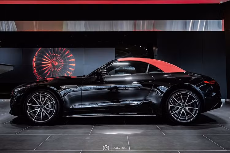 Vòng ra đuôi xe, Mercedes-AMG SL43 thế hệ mới nhất đang bán tại Việt Nam có đèn hậu LED mới, phần khoang hành lý chia làm đôi, để làm chỗ trống cất mui xe. Cuối cùng là việc xe được trang bị ống xả kép đối xứng, dạng tròn.