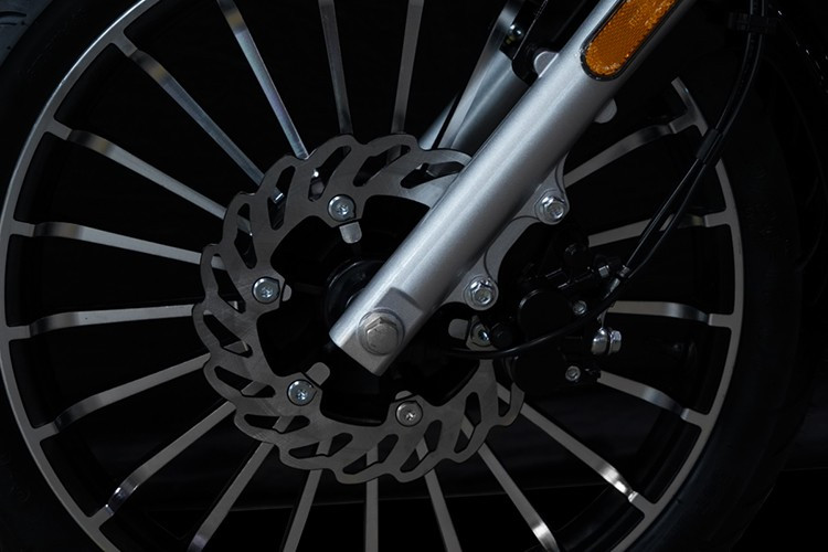 Về hệ thống treo, phía trước xe sử dụng cặp phuộc ống lồng với hành trình 130 mm, trong khi phía sau được trang bị giảm xóc đơn với hành trình 30 mm. Hệ thống phanh của Cruiser AMT 125 bao gồm đĩa thủy lực đơn ở cả bánh trước và sau, với đường kính đĩa phanh lần lượt là 220 mm và 200 mm.