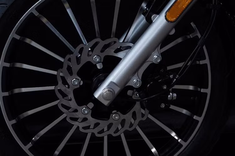 Về hệ thống treo, phía trước xe sử dụng cặp phuộc ống lồng với hành trình 130 mm, trong khi phía sau được trang bị giảm xóc đơn với hành trình 30 mm. Hệ thống phanh của Cruiser AMT 125 bao gồm đĩa thủy lực đơn ở cả bánh trước và sau, với đường kính đĩa phanh lần lượt là 220 mm và 200 mm.