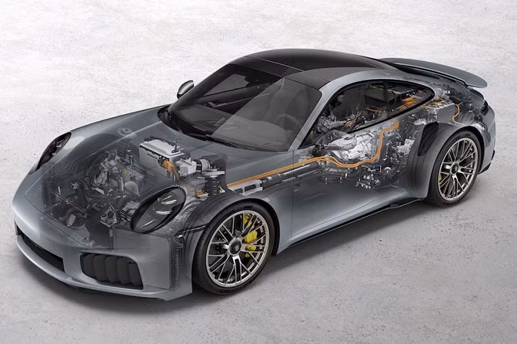 Hộp số PDK 8 cấp tích hợp động cơ điện truyền sức mạnh đến hệ dẫn động bốn bánh toàn thời gian, giúp Turbo S Coupe tăng tốc từ 0-100km/h trong 2,5 giây - nhanh hơn cả hypercar McLaren W1 cần 2,7 giây ), giảm 2/10 giây so với trước đây. Xe tăng tốc từ 0-200km/h chỉ trong 8,4 giây, nhanh hơn nửa giây. Tốc độ tối đa đạt 322km/h.