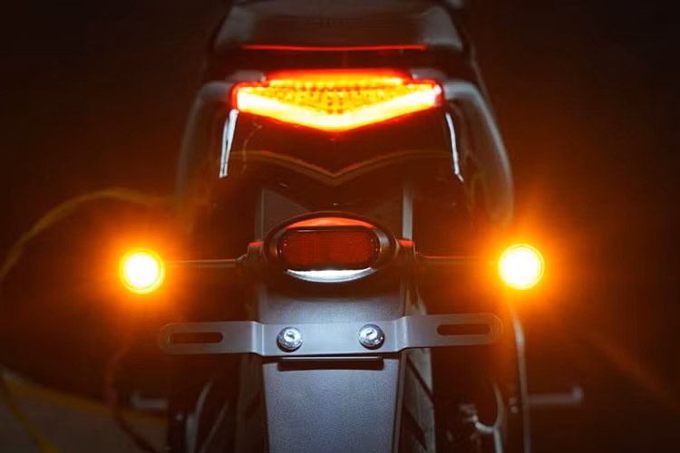 Một trong những điểm nổi bật của Cruiser AMT 125 là chiều cao yên chỉ 680 mm, rất thân thiện với người có chiều cao khiêm tốn. Trọng lượng xe ở mức 119 kg, kết hợp với dung tích bình xăng 6 lít, cho thấy xe hướng đến sự linh hoạt và tiết kiệm nhiên liệu trong đô thị.