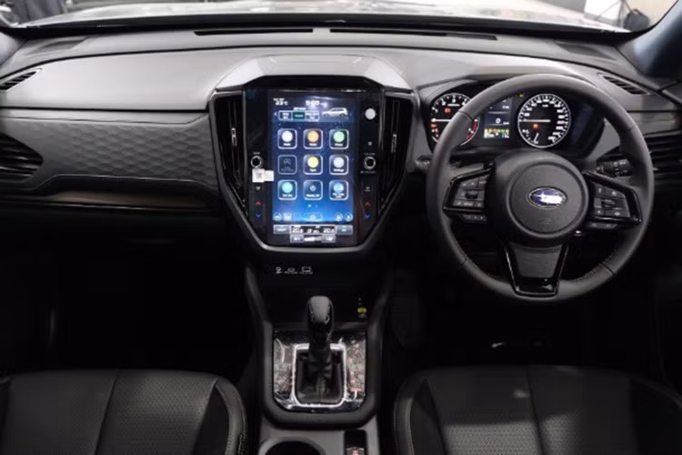 Khoang nội thất của Forester 2.5 i-S EyeSight được hoàn thiện với chất liệu da kết hợp Ultra-Suede. Xe có ghế lái chỉnh điện 10 hướng, hỗ trợ lưng, nhớ vị trí; ghế phụ chỉnh điện 8 hướng.