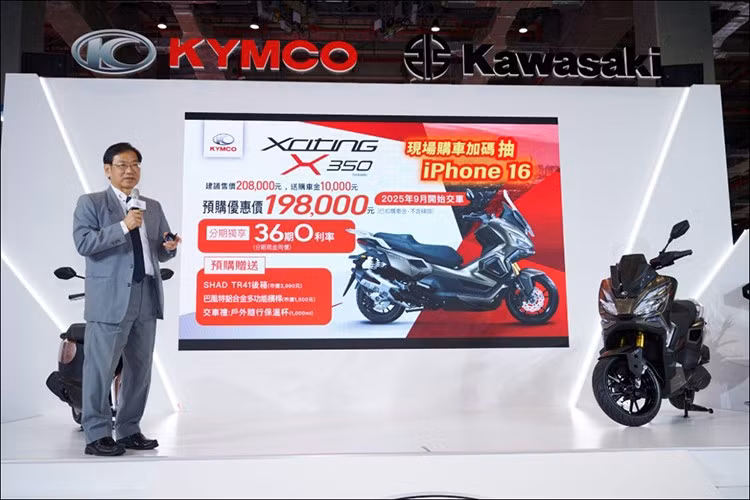 Sự khác biệt chính giữa hai phiên bản nằm ở kính chắn gió: phiên bản Premium trang bị kính chắn gió điều chỉnh điện, trong khi phiên bản Deluxe sử dụng kính chắn gió cố định.