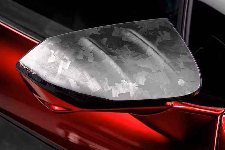 Cánh gió khí động học điều khiển điện được tinh chỉnh lại, trong khi khuếch tán gió cản sau tạo hình mở rộng bằng sợi carbon đúc, lấy cảm hứng từ Lamborghini Centenario.