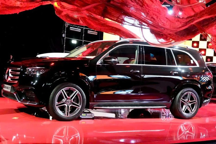 Giá bán của Mercedes-Benz GLS 450 4Matic Edition 30 khởi điểm từ 5,999 tỷ đồng. Như vậy, so với phiên bản tiêu chuẩn, xe đắt hơn đến 310 triệu đồng. Sự ra mắt của phiên bản giới hạn này không chỉ là một cột mốc đáng nhớ của Mercedes-Benz Việt Nam, mà còn là minh chứng cho hành trình 30 năm đầy cảm xúc.