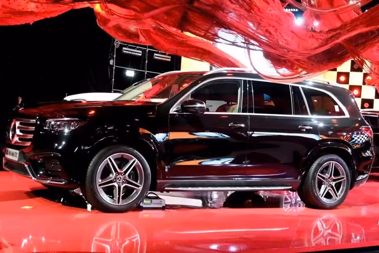 Giá bán của Mercedes-Benz GLS 450 4Matic Edition 30 khởi điểm từ 5,999 tỷ đồng. Như vậy, so với phiên bản tiêu chuẩn, xe đắt hơn đến 310 triệu đồng. Sự ra mắt của phiên bản giới hạn này không chỉ là một cột mốc đáng nhớ của Mercedes-Benz Việt Nam, mà còn là minh chứng cho hành trình 30 năm đầy cảm xúc.