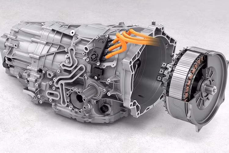 Động cơ giờ đây đã được điện hóa giống như trên 911 Carrera GTS . Bản GTS chỉ có một bộ tăng áp điện tử (eTurbo) tích hợp vào hệ thống T-Hybrid 400V với bộ pin 1,9kWh, nhưng có hai bộ eTurbo cho Turbo S, với một tuabin và máy nén được thiết kế đặc biệt. Porsche cho biết việc tăng từ 1 lên 2 bộ eTurbo không chỉ tăng công suất tối đa mà còn cải thiện khả năng phản hồi.