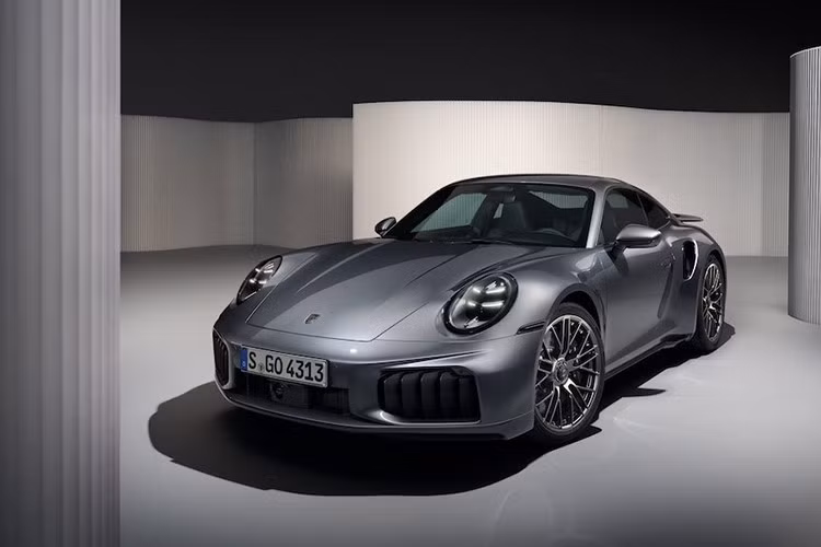 Porsche 911 Turbo S 2026 mới có sẵn dưới dạng xe coupe và xe mui trần và hiệu suất được cải thiện đáng kể, 'thiết kế mạnh mẽ hơn', khí động học được cải thiện, khung gầm được tối ưu hóa và nhiều trang bị độc đáo hơn. Turbo S mới kế thừa những điểm nhấn dành cho các phiên bản Turbo xuyên dòng sản phẩm của Porsche trên 911.