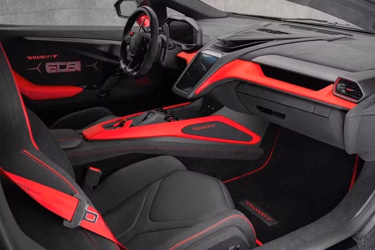 Nội thất của xe có nhiều chi tiết hoàn thiện theo yêu cầu từ màu sắc, chất liệu da ghế, đường chỉ may, hoạ tiết cùng các ốp nội thất.