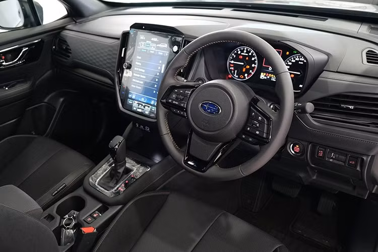 Hàng ghế sau gập 60:40, có thể ngả lưng và gập phẳng chỉ với một nút bấm One-Touch. Xe sở hữu màn hình trung tâm 11,6 inch hỗ trợ Apple CarPlay/Android Auto không dây, sạc điện thoại không dây, điều hòa tự động hai vùng độc lập kèm cửa gió sau. Vô-lăng chỉnh 4 hướng tích hợp lẫy chuyển số.