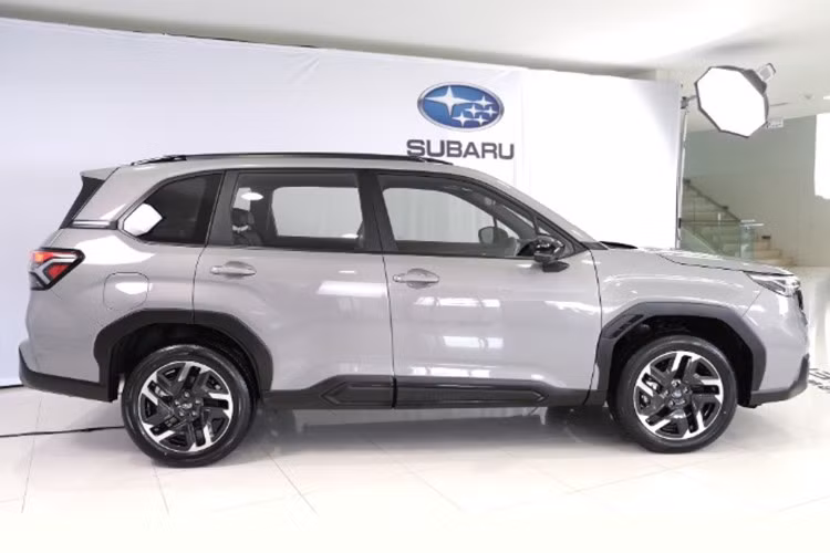 Subaru Forester 2.5 i-S EyeSight 2026 mới được nhập khẩu nguyên chiếc (CBU) từ Nhật Bản với giá bán 2,59 triệu baht (tương đương 2,1 tỷ đồng), đi kèm gói an toàn EyeSight 4.0 được đánh giá toàn diện nhất từ trước đến nay trên dòng Forester.