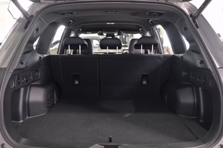 Forester mới được trang bị động cơ BOXER 2.5L 4 xy-lanh nằm ngang (FB25), cho công suất tối đa 185 mã lực và mô-men xoắn cực đại 247 Nm. Sức mạnh này được truyền qua hộp số tự động Lineartronic CVT giả lập 8 cấp, kết hợp hệ dẫn động 4 bánh toàn thời gian Symmetrical AWD.