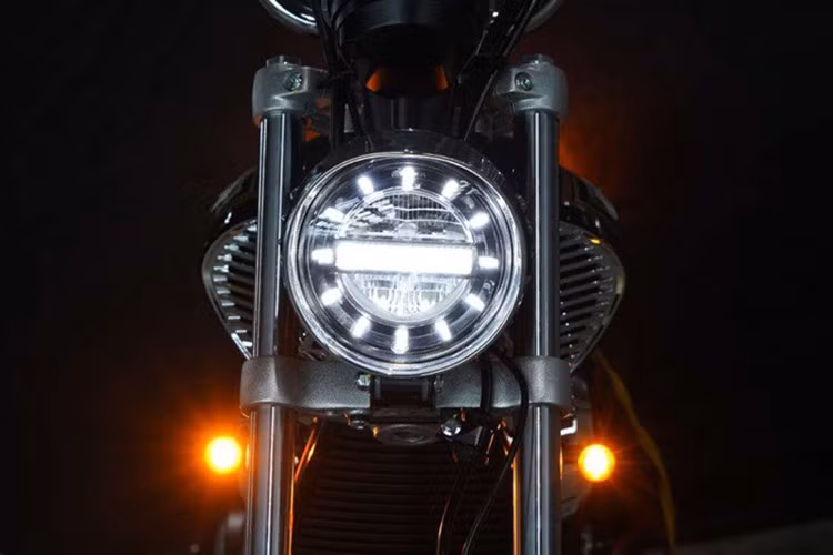 Xe được trang hệ thống chiếu sáng trên xe sử dụng công nghệ LED, giúp tăng hiệu quả chiếu sáng cũng như vẻ hiện đại cho tổng thể thiết kế. Một chi tiết nhỏ nhưng tiện dụng khác là gác chân phụ có thể gập lại, mang lại sự gọn gàng và linh hoạt trong quá trình sử dụng.