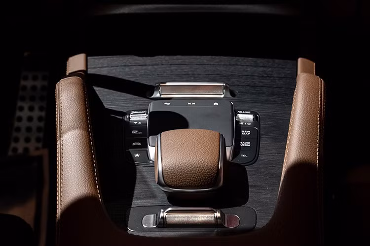 Nằm bên dưới nắp ca-pô của Mercedes-Benz GLS 450 4Matic Edition 30 vẫn là động cơ xăng 6 xi-lanh thẳng hàng, dung tích 3.0L, tích hợp hệ thống khởi động và phát điện thông minh ISG2 thế hệ mới, sản sinh công suất tối đa 381 mã lực cùng mô-men xoắn cực đại 500 Nm.