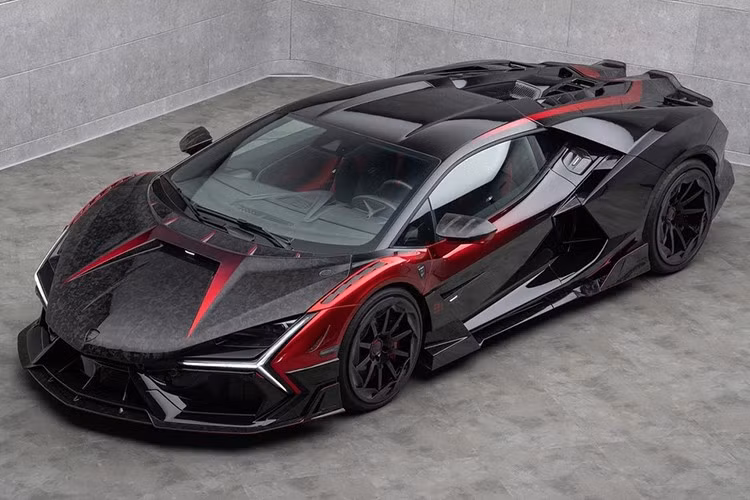 Siêu xe Lamborghini Revuelto ra mắt cuối năm 2024 và Mansory đã thực hiện gói nâng cấp hiệu năng "Initiate" dành riêng cho siêu phẩm này. Mỗi chiếc xe Mansory Initiate dựa trên yêu cầu của khách hàng nên thiết kế khác nhau. Chiếc siêu xe Revuelto Mansory Initiate này thuộc sở hữu của tay đua F1 người Pháp - Esteban Ocon với nhiều chi tiết cá nhân hóa độc đáo.