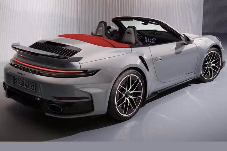 Màu tối cũng xuất hiện trên dây an toàn và một số nút bấm. Các dải ốp trang trí bằng carbon với đường viền neodyme và trần xe bằng sợi microfiber đục lỗ với lớp lót màu đen cũng lần đầu tiên xuất hiện.