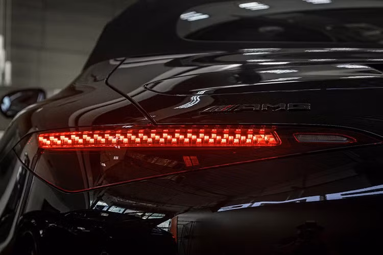 Mercedes-AMG SL43 mui trần được trang bị khối động cơ 4 xylanh, dung tích 2.0 lít, sẽ sản sinh ra công suất tối đa 375 mã lực tại tua máy 6.750 vòng/phút và mômen xoắn cực đại 480 Nm tại tua máy 3.250 - 5.000 vòng/phút. Chưa hết, xe còn có thể bổ sung thêm 13 mã lực tạm thời thông qua hệ thống hybrid nhỏ.