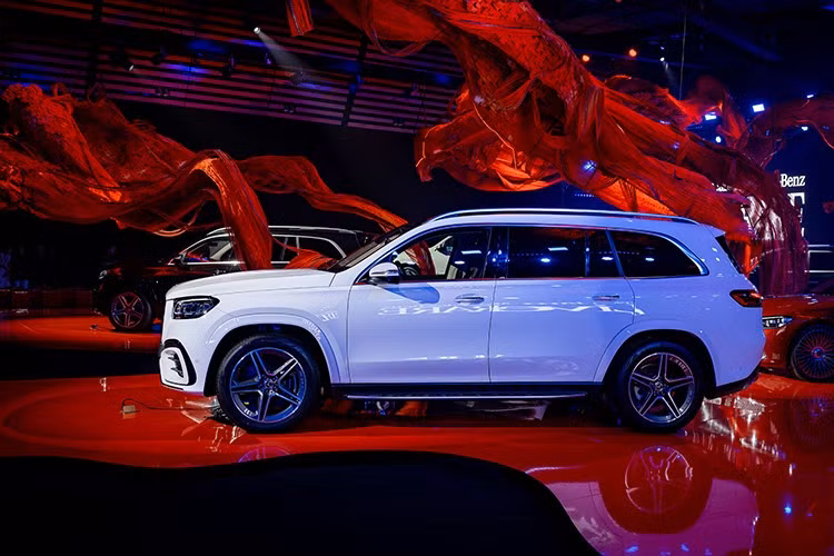 Điểm nhấn của mẫu xe này là hệ thống cảnh báo va chạm bên hông Pre-Safe Impulse Side, ghế trước đa chức năng có tính năng massage, dải thảm đèn chào mừng bên sườn với các họa tiết ngôi sao ba cánh đặc trưng của Mercedes-Benz và gói Air Balance giúp không gian nội thất luôn trong lành.