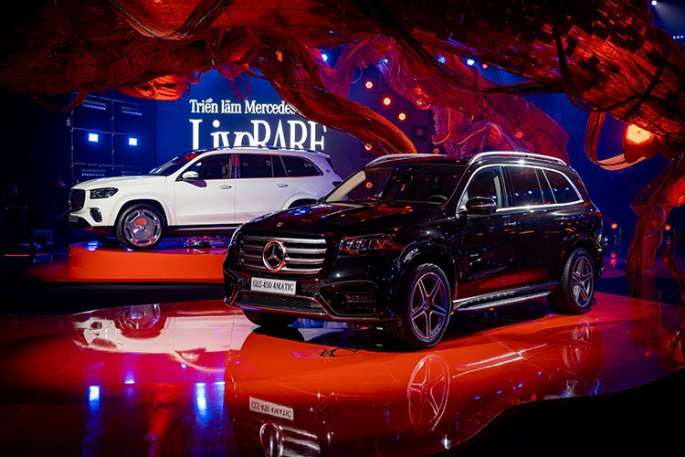 Mercedes-Benz GLS phiên bản nâng cấp đã chính thức trình làng ở thị trường Việt Nam vào tháng 7/2025. Sau gần 3 tháng, thương hiệu ngôi sao 3 cánh đã vén màn phiên bản đặc biệt mới của dòng SUV hạng sang cỡ lớn này, nhằm kỷ niệm 30 năm thương hiệu Mercedes-Benz có mặt ở Việt Nam, phiên bản đặc biệt này sở hữu tên gọi Edition 30.