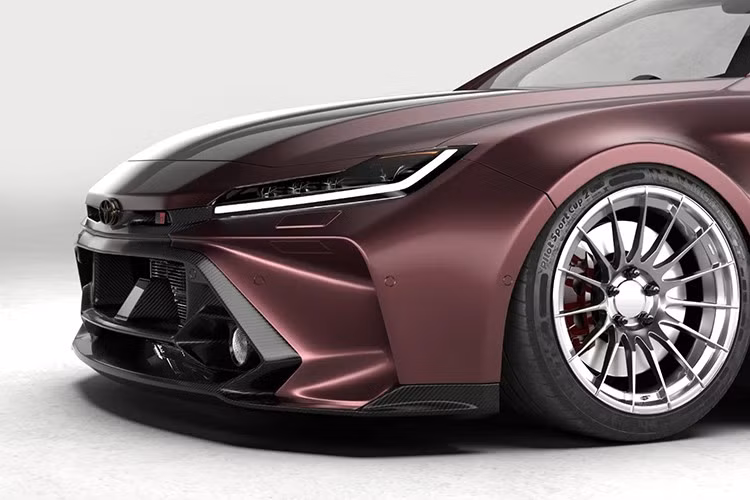 Mẫu thiết kế gây ấn tượng với màu sơn Satin Burgundy, bộ mâm hợp kim tối màu, thân xe rộng hơn nhờ bộ kit khí động học, cùng chi tiết ống xả trung tâm gợi nhớ đến GR Corolla.