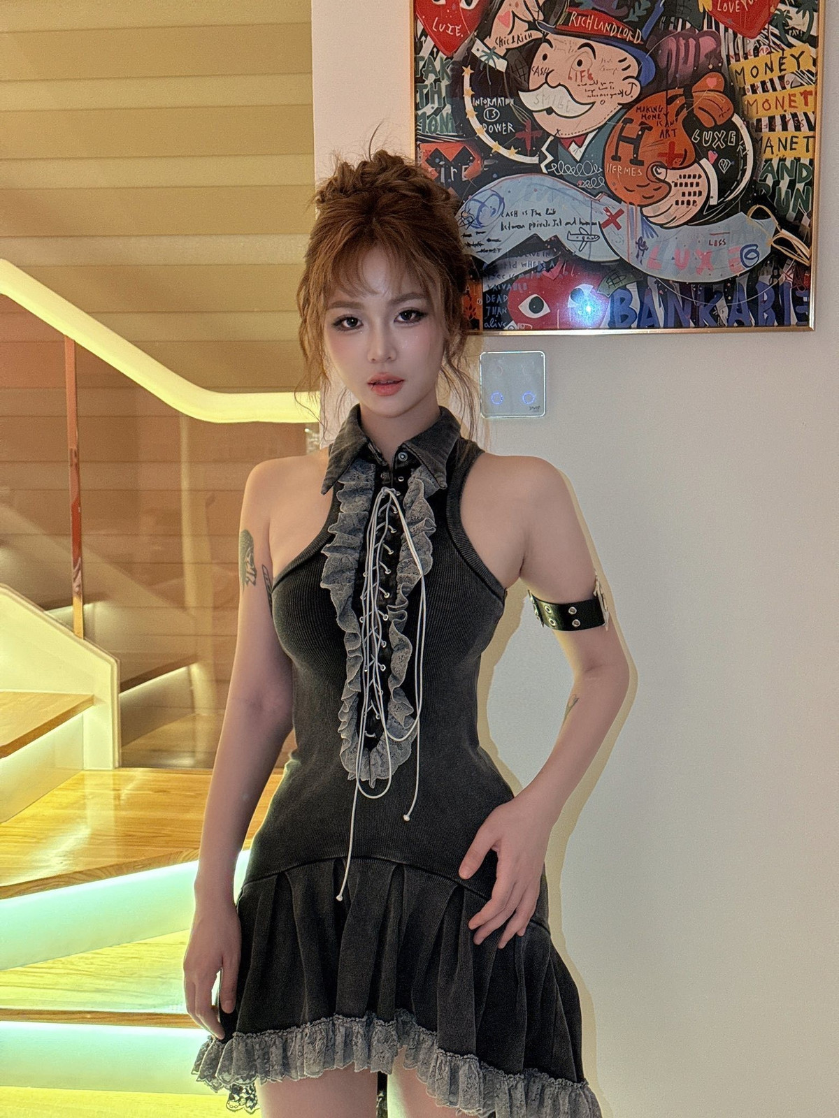 Một số khác lại nhận định nữ streamer chỉ đang tham gia một dự án chụp ảnh thời trang hoặc concept nghệ thuật, bởi cô vốn khá kín tiếng trong chuyện tình cảm và hiếm khi chia sẻ đời tư trước công chúng.