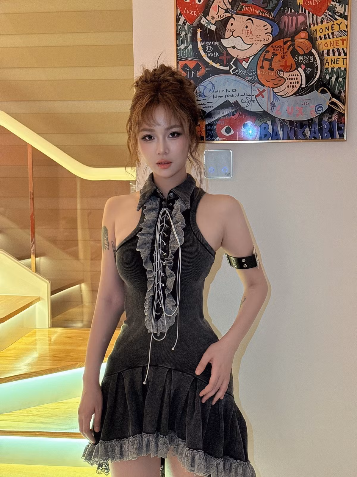 Một số khác lại nhận định nữ streamer chỉ đang tham gia một dự án chụp ảnh thời trang hoặc concept nghệ thuật, bởi cô vốn khá kín tiếng trong chuyện tình cảm và hiếm khi chia sẻ đời tư trước công chúng.