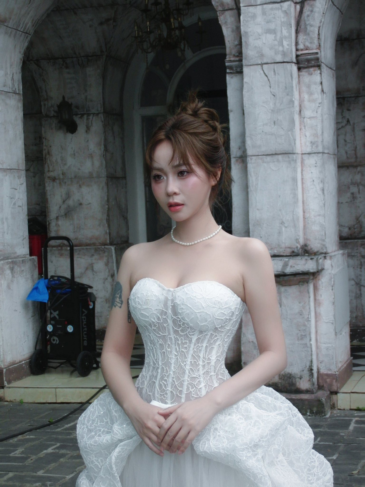 Trong loạt ảnh được chia sẻ, Misthy xuất hiện với váy cưới dáng corset ôm sát phần thân trên, tôn lên vóc dáng thon gọn, kết hợp chân váy xòe bồng bềnh bằng chất liệu voan và ren tinh tế. Kiểu tóc búi cao nhẹ nhàng cùng vòng ngọc trai tối giản giúp tổng thể tạo hình thêm phần thanh lịch, cổ điển.