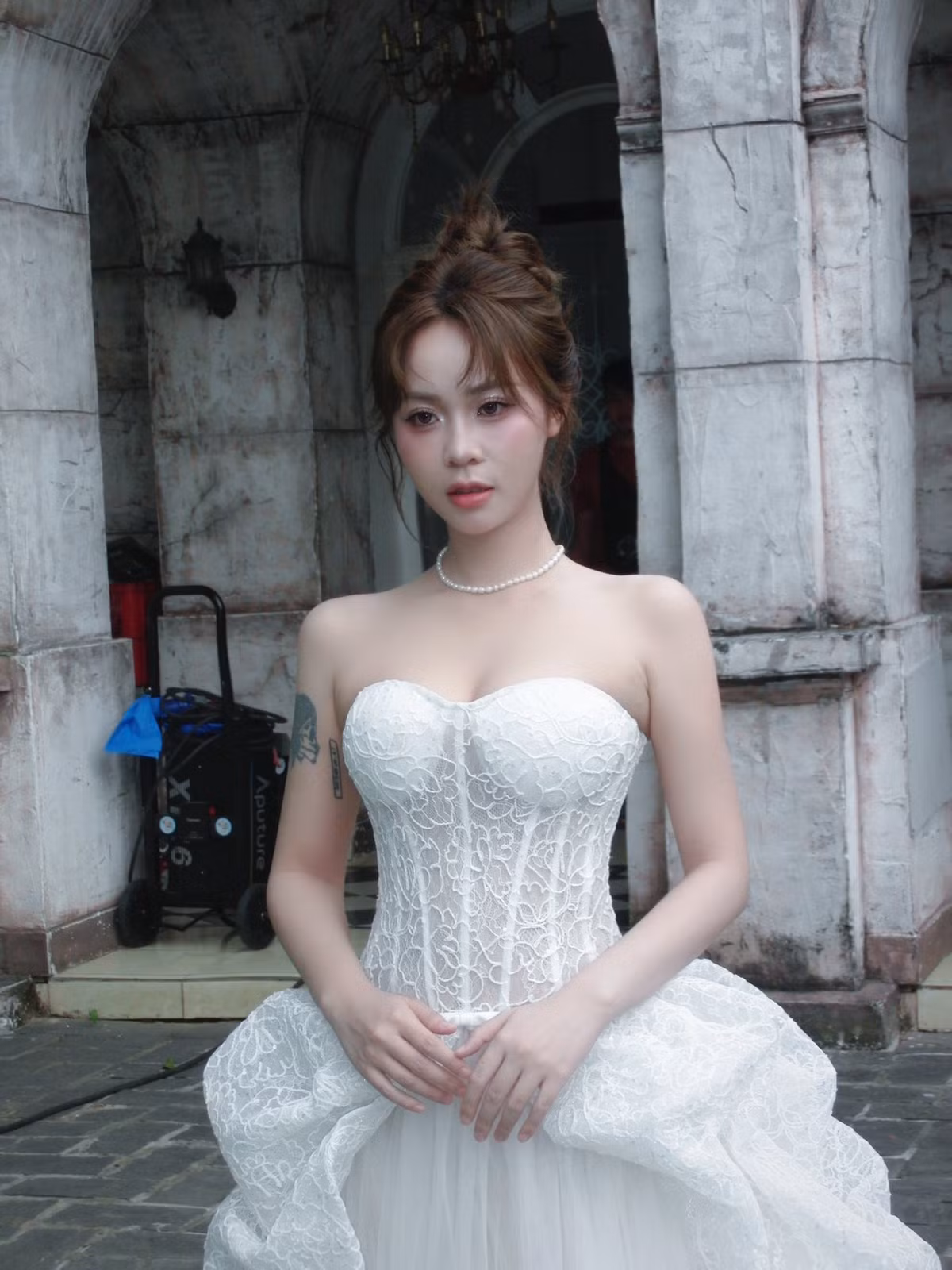 Điều khiến dân mạng đặc biệt chú ý không chỉ là váy cưới, mà còn ở bối cảnh chụp ảnh mang hơi hướng châu Âu cổ kính, tạo cảm giác như một lễ cưới thực thụ.