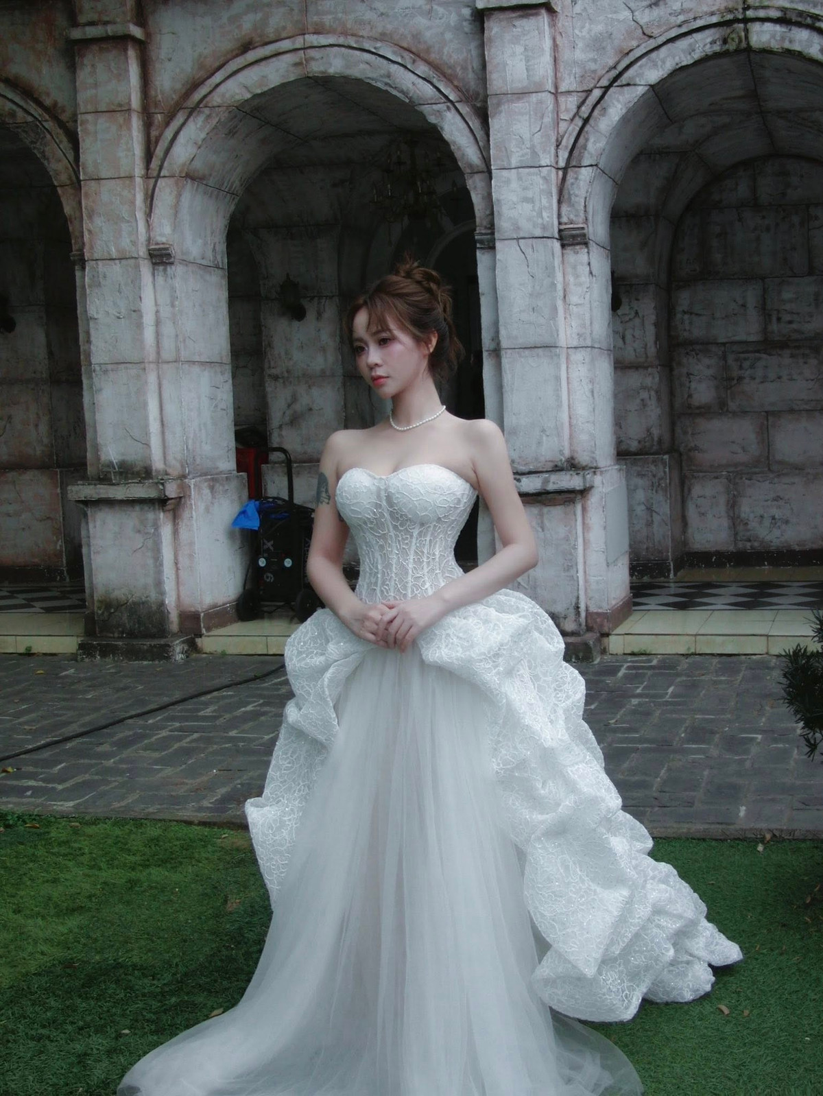 Lối trang điểm trong trẻo, nhấn vào đôi mắt và làn da mịn màng khiến Misthy trông như một nàng dâu bước ra từ câu chuyện cổ tích.