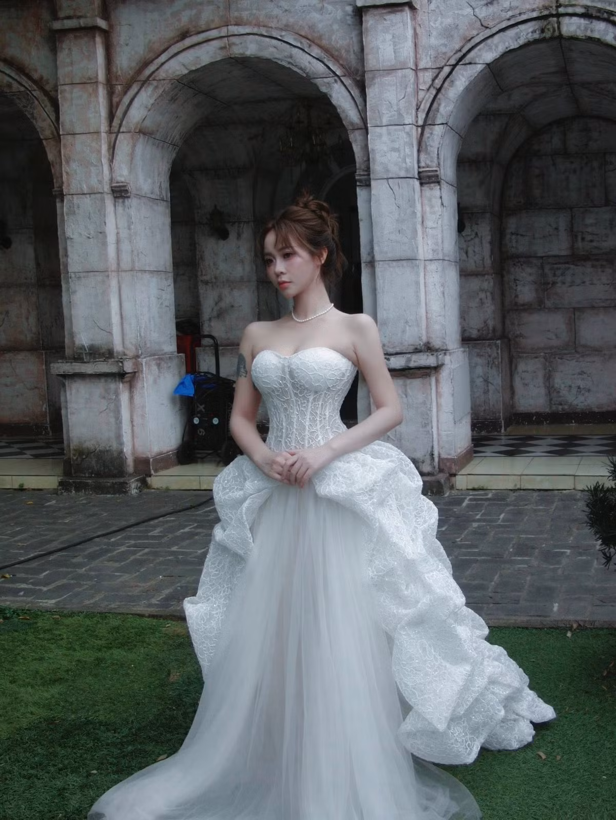 Lối trang điểm trong trẻo, nhấn vào đôi mắt và làn da mịn màng khiến Misthy trông như một nàng dâu bước ra từ câu chuyện cổ tích.