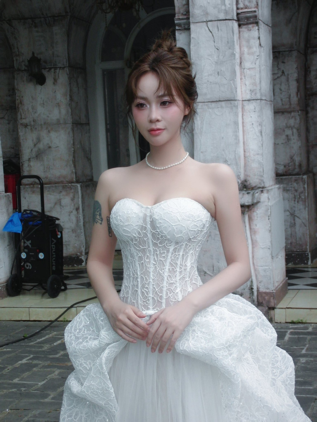 Tuy nhiên, xuyên suốt loạt hình, Misthy hoàn toàn xuất hiện một mình, không có bất kỳ khoảnh khắc nào hé lộ sự hiện diện của “nửa kia”. Chính chi tiết này càng khiến netizen bán tín bán nghi, đặt ra nhiều đồn đoán xoay quanh danh tính chú rể.