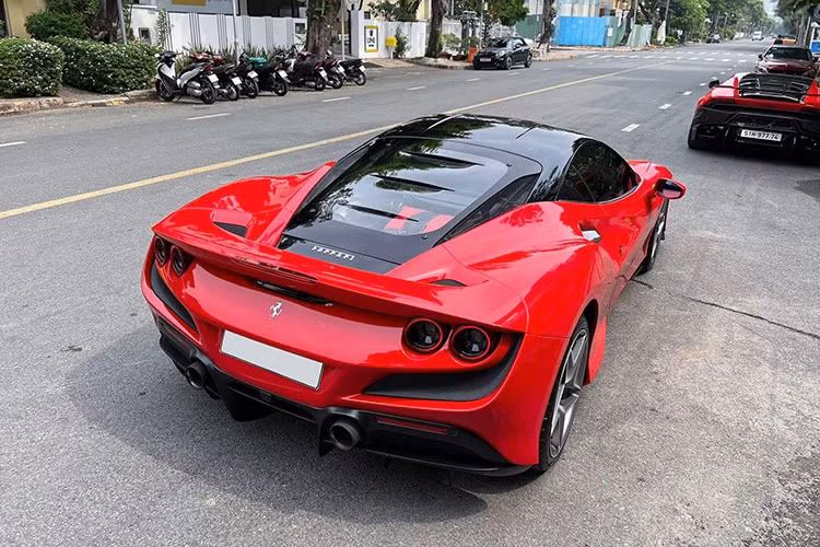 Hãng siêu xe Ý tuyên bố rằng Ferrari F8 Tributo hoàn toàn mới có khả năng tăng tốc từ vị trí xuất phát lên 100 km/h chỉ trong thời gian 2,9 giây, thêm 4,9 giây, siêu xe Ferrari F8 Tributo sẽ đạt tốc độ 200 km/h. Siêu xe Ferrari F8 Tributo có thể chạm ngưỡng tốc độ tối đa lên đến 340 km/h, cao hơn 10 km/h so với Ferrari 488 GTB.