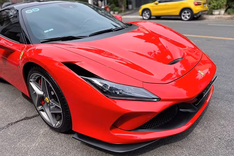 Còn nếu so sánh sức mạnh của Ferrari F8 Tributo và mẫu xe Ferrari 488 GTB, hai chiếc xe này cùng sử dụng động cơ V8, dung tích 3.9 lít, tăng áp kép, nhưng "ngựa chiến" ở Đà Nẵng lại có công suất cao hơn 49 mã lực và mô-men xoắn cực đại hơn 10 Nm so với đàn anh.