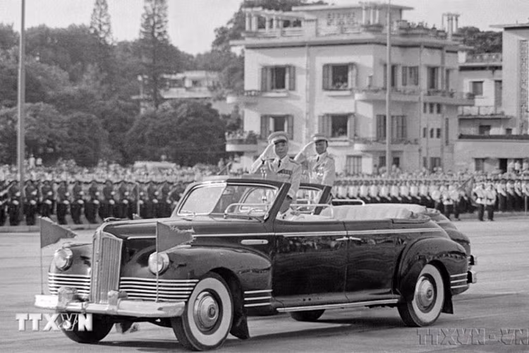 Tại lễ duyệt binh kỷ niệm 30 năm Quốc khánh năm 1975 là lần đầu tiên cả nước cùng mừng ngày độc lập trong hòa bình, 4 tháng sau khi cuộc kháng chiến chống Mỹ kết thúc. Một chiếc xe mui trần ZIS-110B khác cũng góp mặt chở các vị tướng lĩnh tiến qua lễ đài, trong ảnh có Đại tướng Võ Nguyên Giáp (Ảnh: TTXVN).