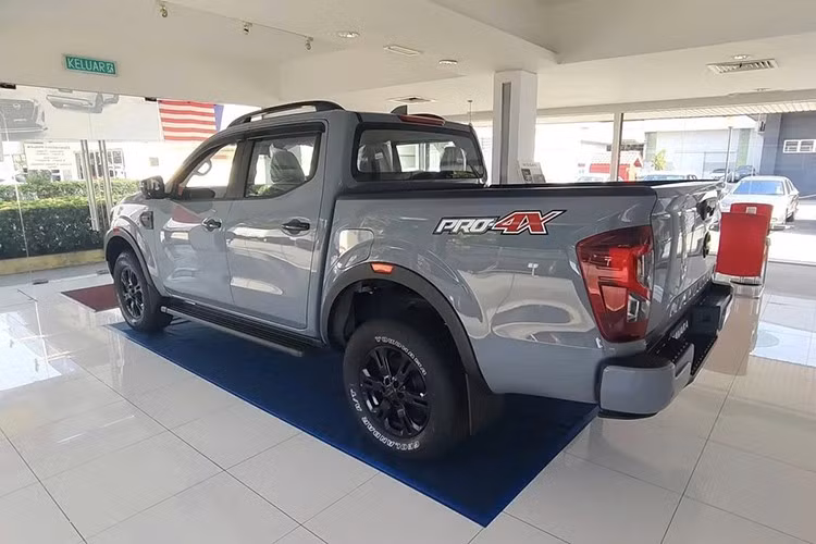 Động cơ kết hợp với hộp số tự động 7 cấp có chế độ bán thủ công, đi kèm khóa vi sai điện tử trên cầu sau. Khung gầm của xe vẫn giữ nguyên cấu trúc của Nissan Navara thông thường, bao gồm hệ thống treo trước tay đòn kép và hệ thống treo sau đa liên kết với lò xo cuộn. Hệ thống phanh gồm phanh đĩa trước và phanh tang trống sau.