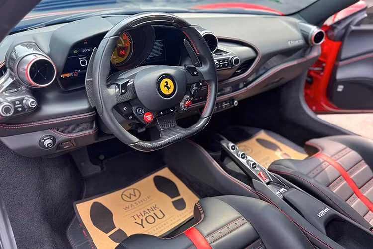 Thay đổi của siêu xe Ferrari F8 Tributo so với Ferrari 488 GTB chỉ đến từ mặt cửa, cụm điều khiển trung tâm cũng như thiết kế vô lăng đa chức năng mới hay trước mặt ghế phụ của siêu xe Ferrari F8 Tributo có thêm màn hình cảm ứng 7 inch và giao diện người dùng Human Machine Interface (HMI).