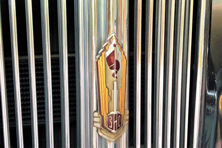 Khác với các xe hiện nay, ghế ngồi của ZIS-115 không bị ngăn cách bởi cần số. Thân vỏ dày tới 8 ly nên hệ thống cửa, chốt cửa, cửa kính rất đồ sộ. Muốn nâng kính lên, phải dùng một cần gạt nâng lên hạ xuống. Cửa chớp nhỏ phía trước cũng được quay bằng cơ để điều chỉnh.