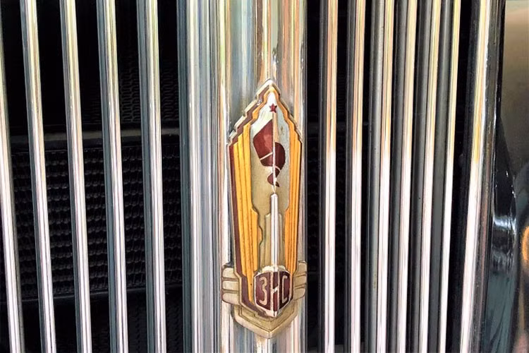 Khác với các xe hiện nay, ghế ngồi của ZIS-115 không bị ngăn cách bởi cần số. Thân vỏ dày tới 8 ly nên hệ thống cửa, chốt cửa, cửa kính rất đồ sộ. Muốn nâng kính lên, phải dùng một cần gạt nâng lên hạ xuống. Cửa chớp nhỏ phía trước cũng được quay bằng cơ để điều chỉnh.