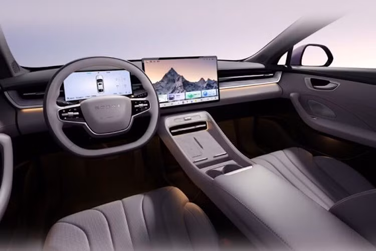 Nội thất được thiết kế đối xứng với vô lăng hình chữ D, bảng đồng hồ 10,25 inch và màn hình điều khiển trung tâm 15,6 inch độ phân giải 2,5K, sử dụng chip Qualcomm Snapdragon 8155. Trợ lý giọng nói AI tích hợp được hỗ trợ bởi mô hình AI Doubao của ByteDance.