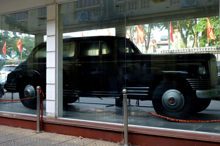 Chiếc ZIS-115 của Chủ tịch Hồ Chí Minh được sản xuất từ 1946-1947 và chỉ có 32 chiếc rời dây chuyền sản xuất, nguyên bản ZIS-115 là chiếc ZIS-110, chỉ khác ở chỗ chiếc ZIS-115 được bọc thép chống đạn, còn về cơ bản không có gì khác so với nguyên bản.